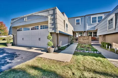 675 Versailles Cir #A, Elk Grove Village, IL 60007