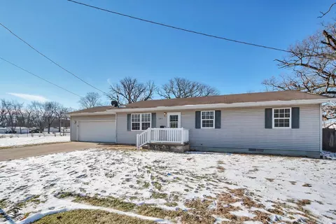 241 S Yount Ave, Watseka, IL 60970