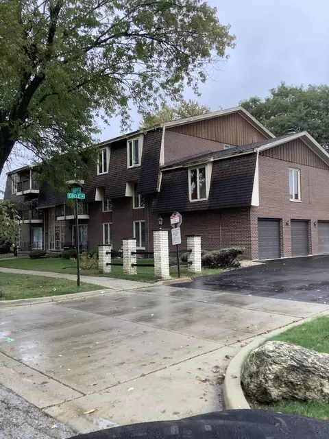 5721 103 St #203, Oak Lawn, IL 60453