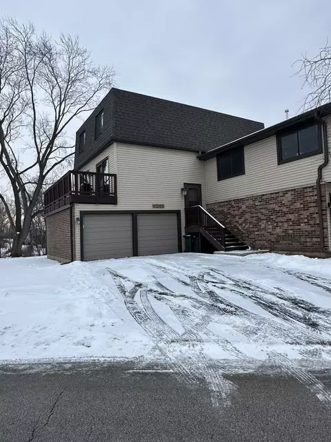 29 W335 White Oak Dr, Warrenville, IL 60555