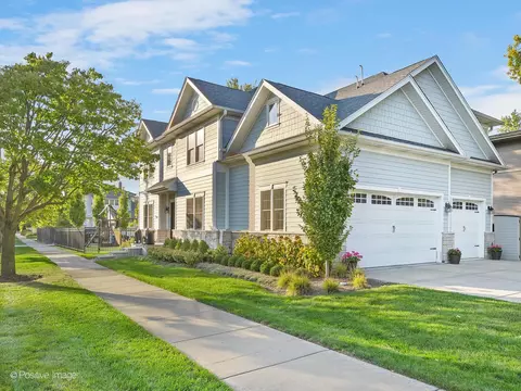 566 S Mitchell Ave, Elmhurst, IL 60126 photo 2