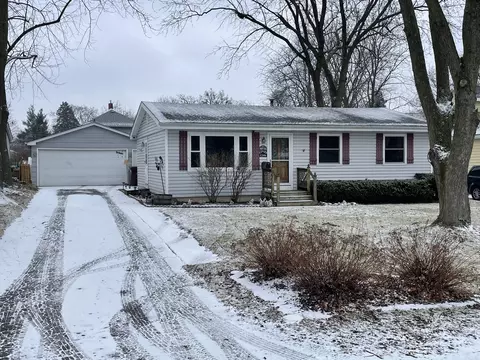 1206 Queen Anne St, Woodstock, IL 60098