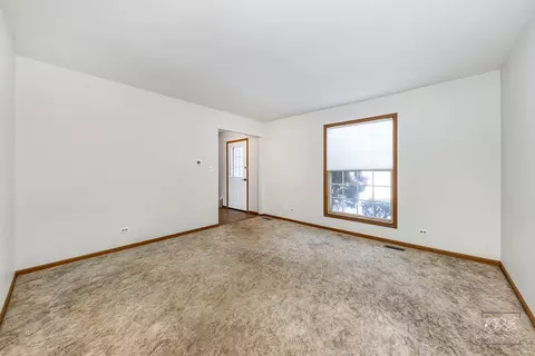Living - 2675 Moss Ln, Aurora, IL 60504 photo 3 of 5