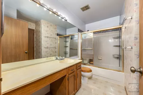 Bath - 2675 Moss Ln, Aurora, IL 60504 photo 2 of 3