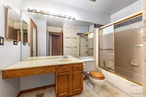 Bath - 2675 Moss Ln, Aurora, IL 60504 photo 3 of 3