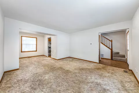 Living - 2675 Moss Ln, Aurora, IL 60504 photo 2 of 5