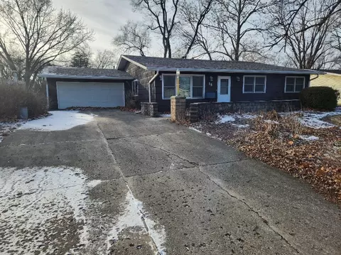 15 Seneca Dr, Montgomery, IL 60538