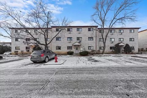 502 E Spruce Dr #2B, Palatine, IL 60074
