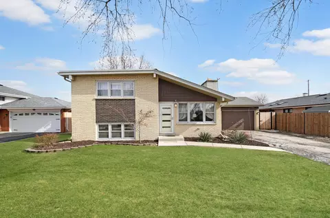8137 Odell Ave, Bridgeview, IL 60455