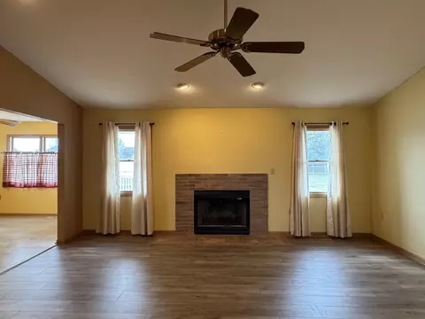 Living - 374 E Walnut St, Herscher, IL 60941 photo 2 of 4