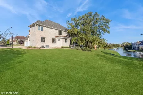 Exterior - 6885 Fieldstone Dr, Burr Ridge, IL 60527 photo 4 of 5