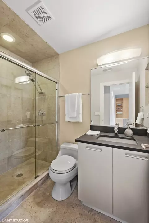 Bath - 6885 Fieldstone Dr, Burr Ridge, IL 60527 photo 5 of 7