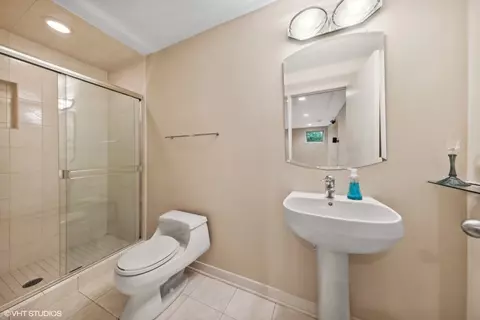 Bath - 6885 Fieldstone Dr, Burr Ridge, IL 60527 photo 7 of 7