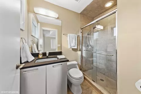 Bath - 6885 Fieldstone Dr, Burr Ridge, IL 60527 photo 4 of 7