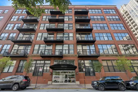 525 W Superior St #326, Chicago, IL 60654
