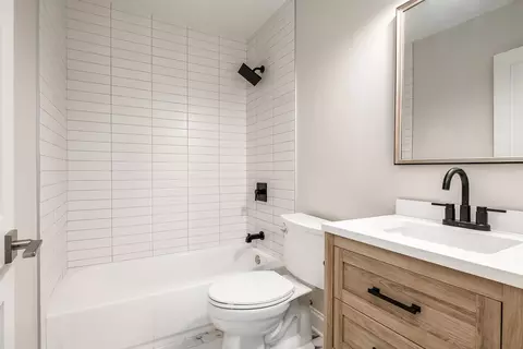 Bath - 461 E 41st St, Chicago, IL 60653 photo 4 of 4