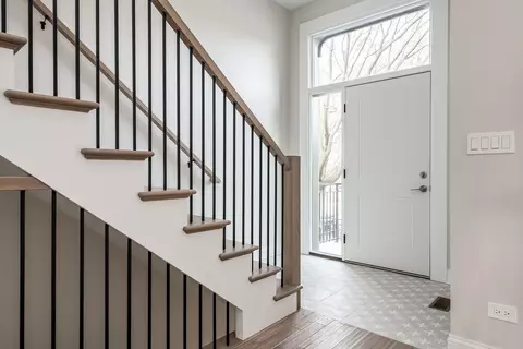 Entry Way - 461 E 41st St, Chicago, IL 60653 photo 1 of 4