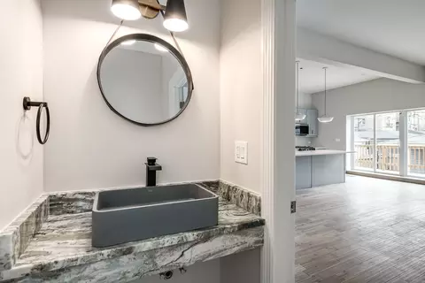 Bath - 461 E 41st St, Chicago, IL 60653 photo 1 of 4