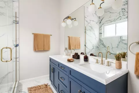 Bath - 461 E 41st St, Chicago, IL 60653 photo 2 of 4