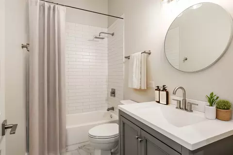 Bath - 461 E 41st St, Chicago, IL 60653 photo 3 of 4