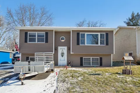 530 Santa Barbara Rd, Lakemoor, IL 60051