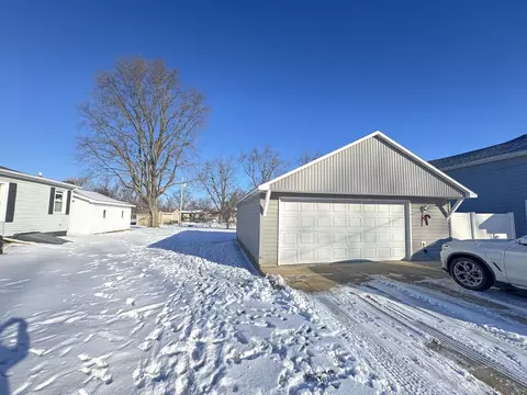 Exterior - 247 E 5th St, El Paso, IL 61738 photo 2 of 3
