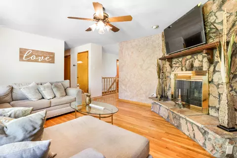 Living - 43 Blackhawk Dr, Thornton, IL 60476 photo 2 of 4