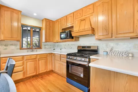Kitchen - 43 Blackhawk Dr, Thornton, IL 60476 photo 2 of 2