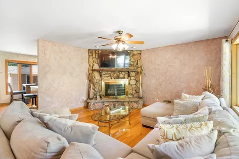 Living - 43 Blackhawk Dr, Thornton, IL 60476 photo 3 of 4