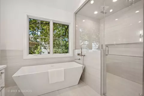 Bath - 1087 Cherry St, Winnetka, IL 60093 photo 3 of 6