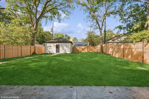 Exterior - 1087 Cherry St, Winnetka, IL 60093 photo 4 of 6