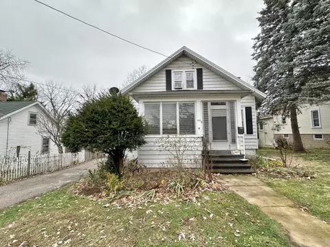 625 Eastview St, Elgin, IL 60120