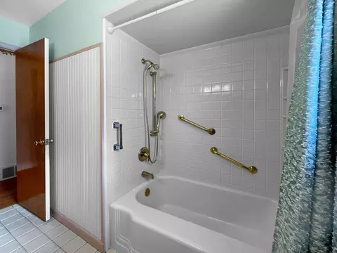Bath - 3525 178th St, Lansing, IL 60438 photo 2 of 3