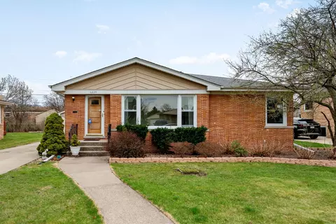 6829 W Oakton Ct, Niles, IL 60714