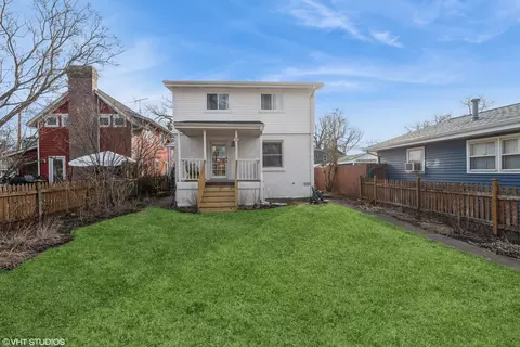 795 N Shore Dr, Crystal Lake, IL 60014