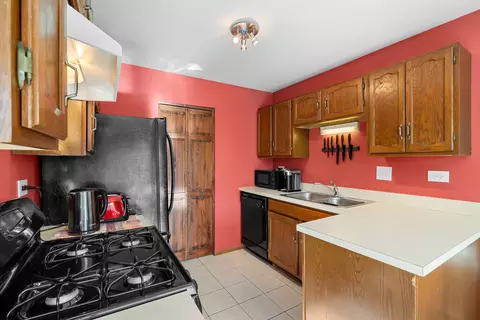 Kitchen - 713 Crescent Ct #C2, Bartlett, IL 60103 photo 1 of 2