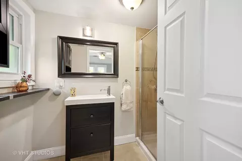 Bath - 972 Tower Rd, Winnetka, IL 60093 photo 1 of 2