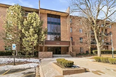 7525 Nantucket Dr #205, Darien, IL 60561