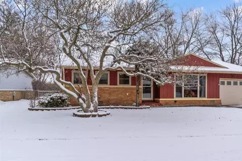 37 Wildwood Rd, Elk Grove Village, IL 60007