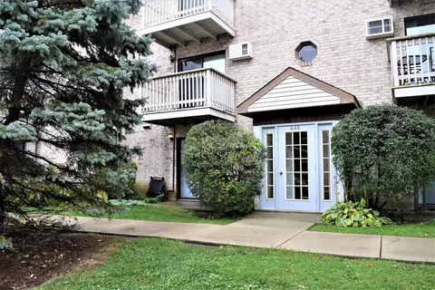446 E Osage Ln #1A, Palatine, IL 60074