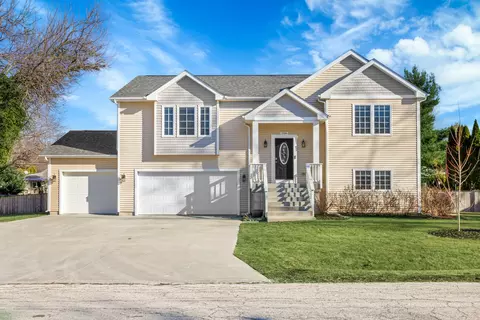 5516 W Lake Shore Dr, Oakwood Hills, IL 60013