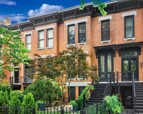554 W Fullerton Pkwy, Chicago, IL 60614