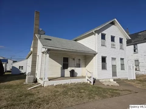 81 W 3rd St, Dallas City, IL 62330