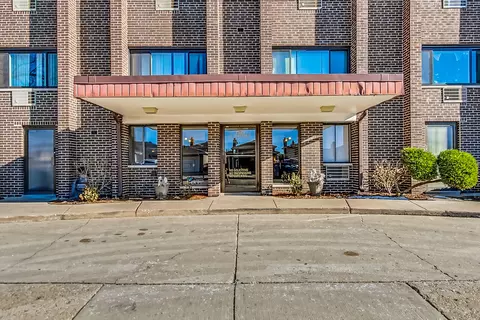 4623 N Chester Ave #302, Chicago, IL 60656
