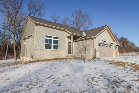 108 Dugan Trl, Downs, IL 61736 photo 2