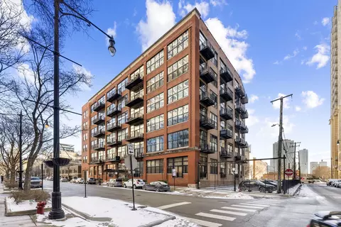 525 W Superior St #124, Chicago, IL 60654