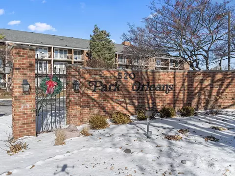 520 Biesterfield Rd #213D, Elk Grove Village, IL 60007
