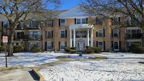 5300 Carriageway Dr #201, Rolling Meadows, IL 60008