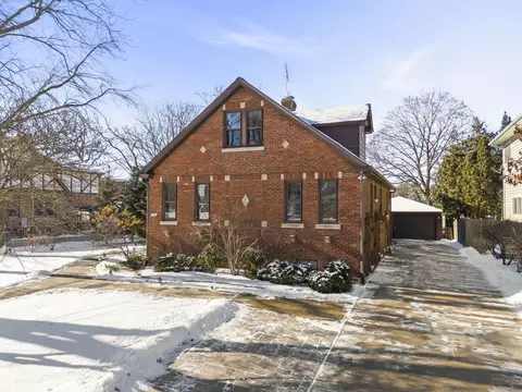 702 Howard St, Wheaton, IL 60187