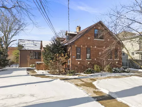 702 Howard St, Wheaton, IL 60187 photo 3